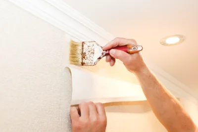 Pose de papier peint à Menades — revêtements muraux et toiles de verre